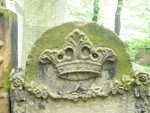 Koruna na náhrobku