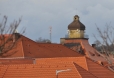 Přes střechy lze od Otavy spatřit věž bývalého závodu Solo Sušice.