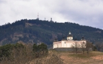Pohled od stoupání na vrch Kalovy za sebe srovnal kapli s rozhlednou na Svatoboru.
