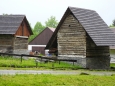 Nad zámeckým areálem vzniká skanzen lidové architektury, který je tvořen několika roubenými chalupami a stodolami z podhůří Šumavy.