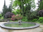 Mezi dalšími sochami v zahradě je i barokní chlapeček s labutí stojící uprostřed kašny.