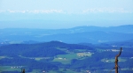 Modravé dálky skrývají vzdálené vrcholky Alp. Bohužel ani po ránu viditelnost není nejlepší. Při minulém vandru na Plechý to bylo jiné a focení hřebenů Alp jsem si užíval ráno i večer.