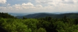 Pohled na Kreuzfelsen (938 m n. m.), kde jsou v lese u hranic ukryty tři znaky trojmezí Čech, Bavorska a Falcka. Tři znaky zde připomínají bavorsko-českou hraniční smlouvu mezi císařovnou Marií Terezií a bavotským kurfiřtem Max Josefem lll. z 3. března 1764.Tudy měla vést zpět do Folmavy po zelené TZ i naše cesta, ale z toho, hlavně pro pokročilý čas, nakonec sešlo. Z dávného čundru si ale místo tří znaků u skály stále dobře pamatuji.