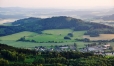 Na jihu si při pohledu na Orlovickou horu a Jezvinec (739 m n. m.) vzpomenu na svůj úplně první vandr se spaním pod širákem, kdy jsme s bratrancem Mírou přešli po žluté TZ zajímavou trasu ze Švihova, přes Běleč, Bělýšovský les, Doubravu a Velký Bítov na Jezvinec. Tam někde začala moje dlouhá anabáze s báglem na zádech...