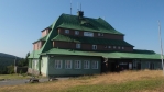  Masarykova chata je postavena na hřebenu Šerlichu v nadmořské výšce 1019 m s výhledem do Čech i do Polska.Byla postavena v režii českých turistů, za rok od slavnostního položení základního kamene v roce 1924.