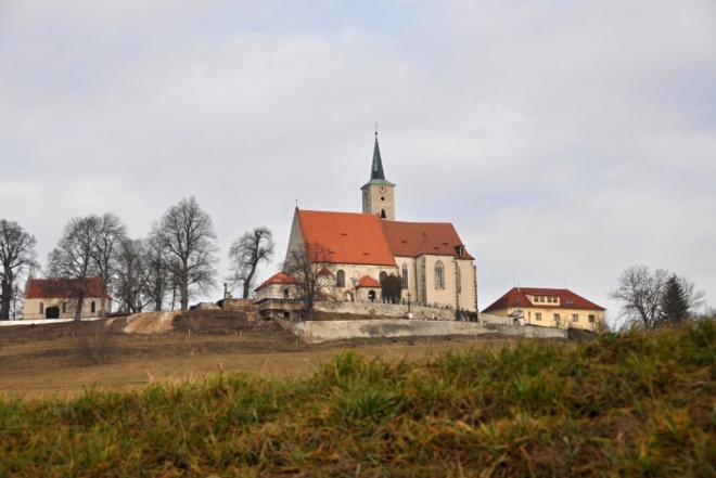 Kostel Nanebevzetí Panny Marie v Nezamyslicích pochází zřejmě z I. poloviny13. století. Z původní stavby se zachovala spodní část poměrně štíhlé věže, což dokládá spodní řada zvonových oken. Kolem roku 1390 proběhla náročná vrcholně gotická přestavba, kdy byl presbytář rozšířen do půdorysu rovnoramenného kříže s tím, že nový závěr je opět hranolový. Zvýšené západní pole (původní presbytář), křížové pole a obě ramena transeptu mají křížové klenby, východní pole je zaklenuto trojicí trojpaprsků na střední opěrák. Rozlehlost nového presbytáře se zdá napovídat existenci proboštství či jiné formy soustředění většího množství řeholníků. Patrně současně s novým presbytářem byly postaveny i obvodové zdi trojlodí.(viz. www.hrady.cz)