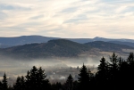 Kaltský vrch (757 m n. m.) a vzdálený Sokol (1253 m n. m.).