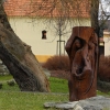 Cehnice jsou místem této dřevěné sochy i místem odkud začInáme naše tříhodinové putování.