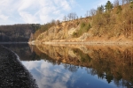 Cesta v Jistci končí ve vodě, podobně i z druhé strany. Přívoz zde sice již není, ale loďky zde stále kotví.