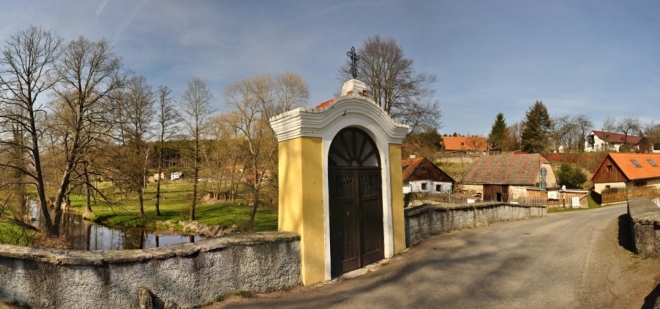 Historický dvouobloukový most přes Skalici s kapličkou.