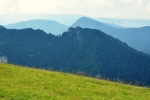 Před vrcholkem Tl'sté je loučka, z níž fotím Ostrou v kontaktu se vzdálenějším Drieňkom.