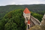 Ten nejlepší úkryt před dotěrnÿm deštěm je ve věži. Také je odsud pěkný pohled dolů na hrad.