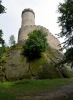 Mohutnost Kokořína zvyšuje skála, na které hrad je vystavěný.