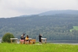 Piknik nad Lipnem je nejlepší u výhledu s osazenými panoramatickými fotkami s popisy okolních vrcholků.