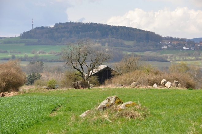 Pohled od Skoupého k Hodětínu (572 m n. m.) a k vísce Kuní.