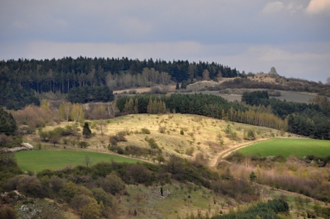 Znovu osvětlený Kozinec a vrchol Homolky a Křemenice (578 m n. m.).