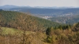 Pohled k hrázi z hřebene Krchova (489 m n. m.).