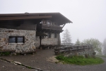 Horská chata pod Luzným - Lusenschutzhaus (1 343 m n. m.) je 50 výškových metrů pod vrcholem. Rádi se uvnitř zotavíme a usušíme.