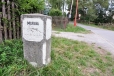 V Křižánkách stojí historický mezník. My zde počkáme na autobus a do Svratky se svezeme.