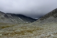 Cesta z vrcholu Vinjeronden k jezeru Rondvatnet, národní park Rondane, Norsko