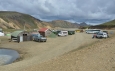 Landmannalaugar, parkoviště terénních autobusů. Ty tmavě zelené slouží jako kavárnička a obchůdek.