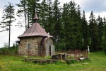 Kaple pod Muřinkovým vrchem. Před kapličkou je studánka, okolo bytelné lavice. Jistě se zde často táboří.