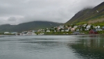 Siglufjörður ležící na svazích hor