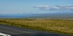 Krajina na sever. V dáli lze zahlédnout záliv Hrútafjörður zasahující hluboko do vnitrozemí. 