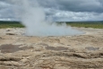 Geysir, dnes již nečinný. Ale po nějakém zemětřesení či blízkém sopečném výbuchu klidně zase tryskat může.