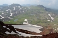 Výhled z vrcholu Aždahak (3597 m) v pohoří Geghamy, Arménie