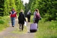 Turistka z Asie vleče svůj náklad po vrchlcích hor. Přední Planina je ale dobře sjízdná.