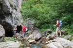 Vyvěračka potoka Valea Ponorului je kousek nad polanou Caput (Izbucul Ponor).