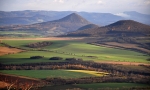 Lovoš, Boreč a Sutomský vrch. V pozadí Dlouhý vrch a Sedlo.