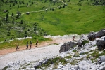 Od Rifugio Avalau mnozí sestupují chybně, hluboko pod sedlo Passo Falzarego.