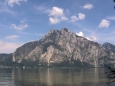 Traunstein přes Traunsee (fotoarchív 2009 Roman V.). Převýšení výstupu od jezera má celkem 1 250 m.