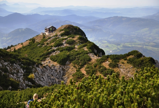 Gmundner Hütte z vrcholu Traunsteinu.