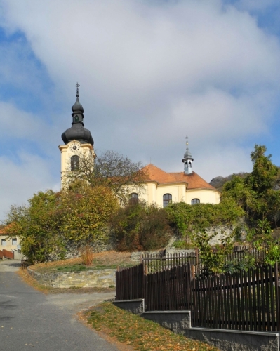 Kostel sv. Mikuláše je zmiňován r. 1384, později zdevastován. Současná svatyně byla vystavěna v první polovině 18. stol. Vzhled kostela se významně změnil v r. 1902, kdy věž tvořená pouze nízkou dřevěnou zvonicí byla nahrazena vysokou vyzděnou horní částí věže. Hlavní oltář je barokní a rámový. Oltářní obraz je dílem J. Ongerse z r. 1721. (www.mapy.cz)