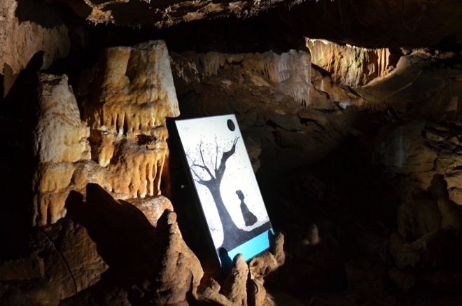 Dočasně umístěná výstava obrazů japonského malíře oživuje chladné prostory jeskyní.