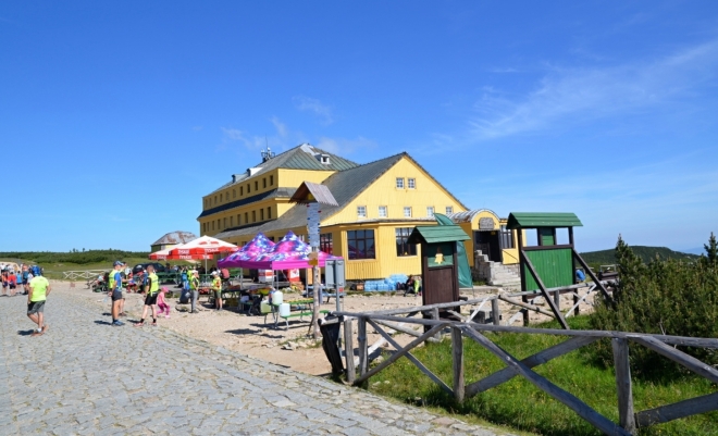 Slezský dům je připraven k pŕijetí probíhajících běžců horského maratónu.