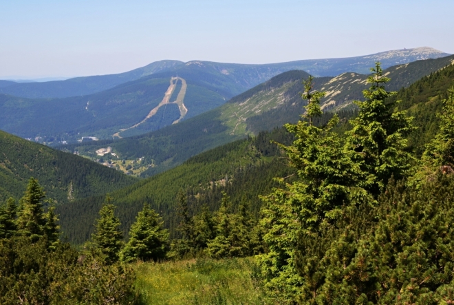 Z výhledu nad Výrovkou dohlédneme na Kozí hřbety a Medvědín nad Špindlem.