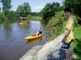 Tady se Petr před sjetím jezu ještě stihl parádně vykoupat. Bohužel fotograf Lukáš zaspal a tak tenhle důležitý moment zdokumentován nemáme. Ostatně stejně tak, jako když se udělaly pod jedním z jezů zcela mimořádně při obyčejném nasedání do lodi i holky.