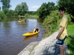 Tady se Petr před sjetím jezu ještě stihl parádně vykoupat. Bohužel fotograf Lukáš zaspal a tak tenhle důležitý moment zdokumentován nemáme. Ostatně stejně tak, jako když se udělaly pod jedním z jezů zcela mimořádně při obyčejném nasedání do lodi i holky.