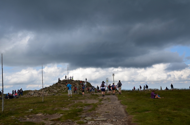 Černý mrak nad vrcholem hory dlouho nevydržel. 