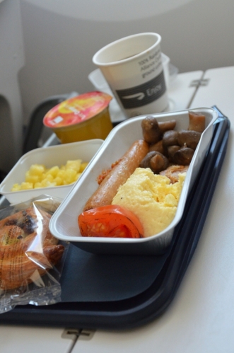 Poctivá anglická snídaně, rozdávaná trojicí letušáků