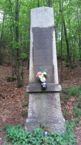 Pomník zvaný U četníka (v tomto místě tragicky zahynul četnický závodčí Karel Dvořák,který cestou z Čerchova do Capartic v noci v květnu 1906 spadl se skály a šavlí si přetnul tepny na noze,která mu vypadla z pochvy)