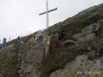 Jirka si vyfotil křížek a památnou desku s jmény mrtvých horských zachranářů. 