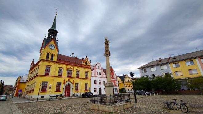 Radnice na Mírovém náměstí. K zajímavým fotkám pomohly i zvláštní vyfoukané mraky. .. 