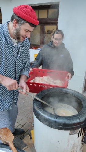 V pátek se od rána koná zabijačka, v sobotu a neděli budou hody. 