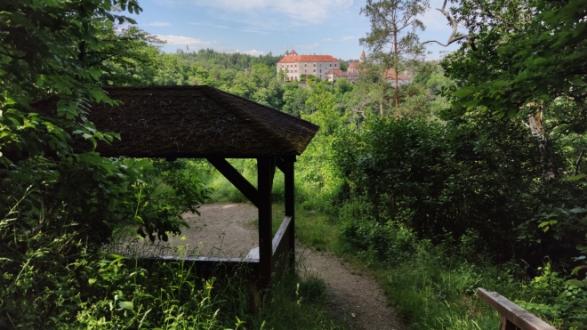 Od přístřešku Hradní studánka to mám k hradu Bítov jen kousek. 