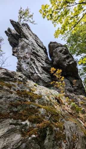 Na vrcholové skály vedou skalní trhlinou žebříky 